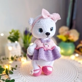Amigurumi misia w sukience i opasce z kokardą, ozdoba półki w pokoju dziecięcym